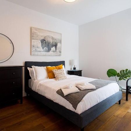 Sleek Condo In The Heart Of Little Italy By Den Stays Montreal Exterior foto
