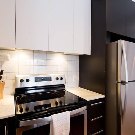 Sleek Condo In The Heart Of Little Italy By Den Stays Montreal Exterior foto