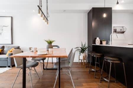 Sleek Condo In The Heart Of Little Italy By Den Stays Montreal Exterior foto