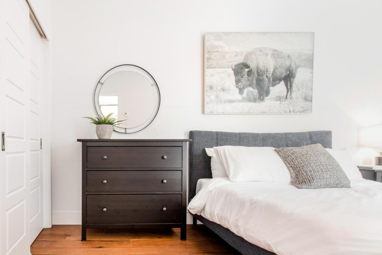 Sleek Condo In The Heart Of Little Italy By Den Stays Montreal Cameră foto