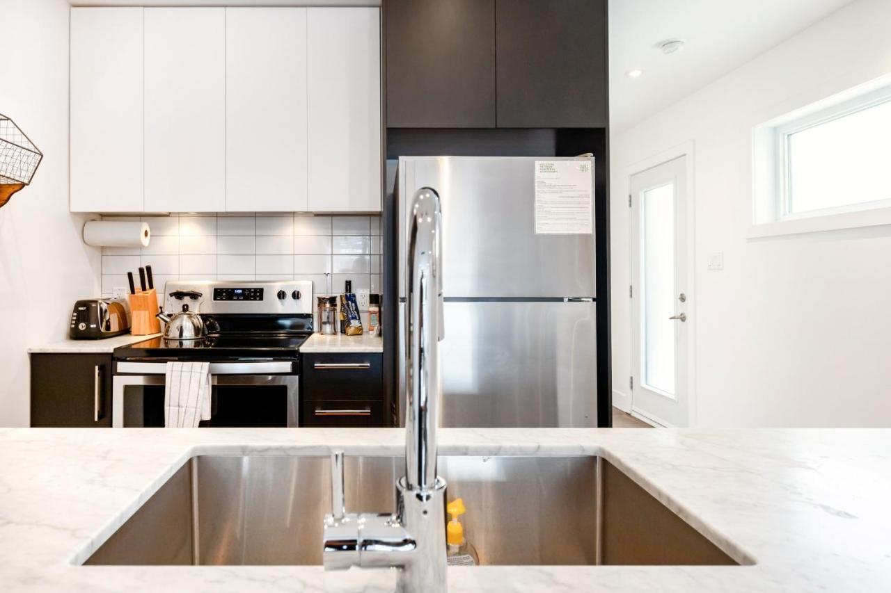 Sleek Condo In The Heart Of Little Italy By Den Stays Montreal Cameră foto