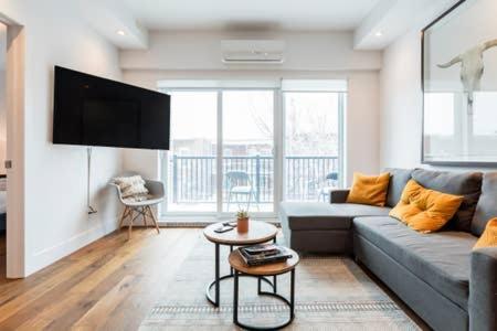 Sleek Condo In The Heart Of Little Italy By Den Stays Montreal Cameră foto