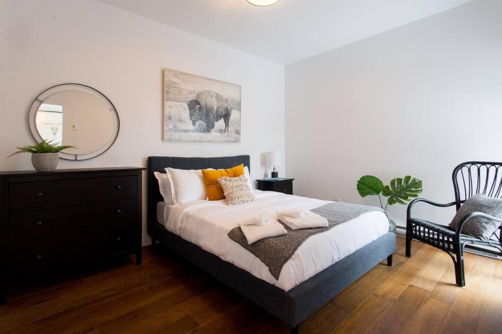 Sleek Condo In The Heart Of Little Italy By Den Stays Montreal Exterior foto