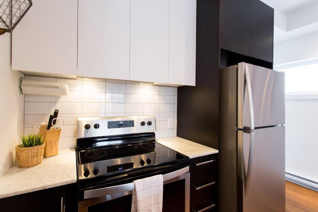 Sleek Condo In The Heart Of Little Italy By Den Stays Montreal Exterior foto