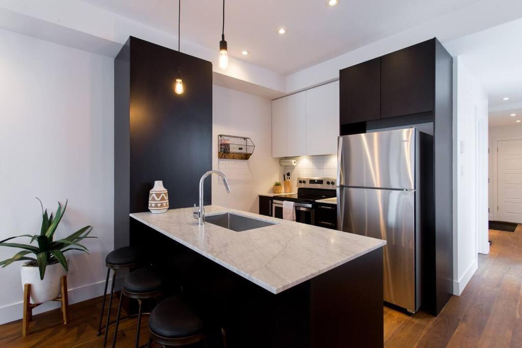 Sleek Condo In The Heart Of Little Italy By Den Stays Montreal Exterior foto