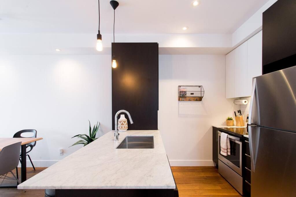 Sleek Condo In The Heart Of Little Italy By Den Stays Montreal Exterior foto