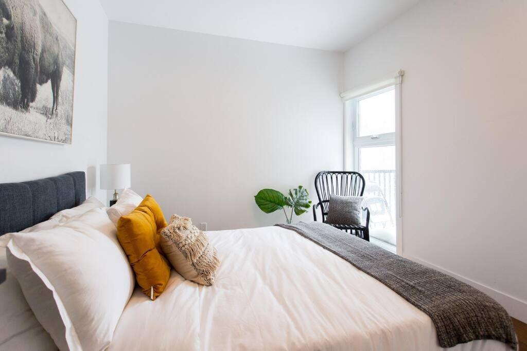 Sleek Condo In The Heart Of Little Italy By Den Stays Montreal Exterior foto
