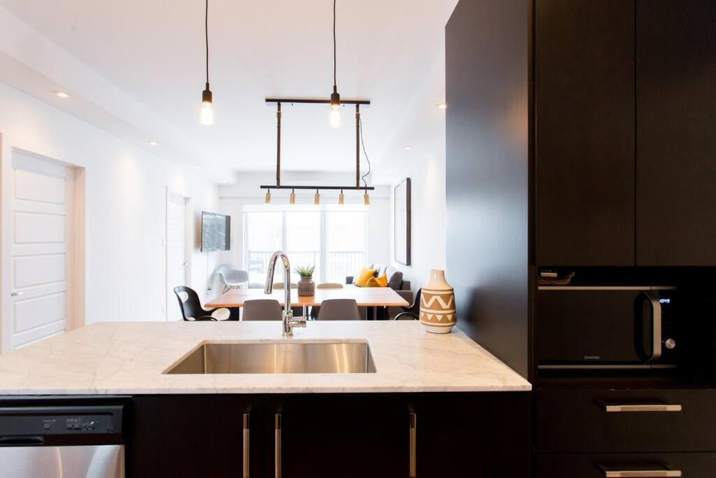 Sleek Condo In The Heart Of Little Italy By Den Stays Montreal Exterior foto
